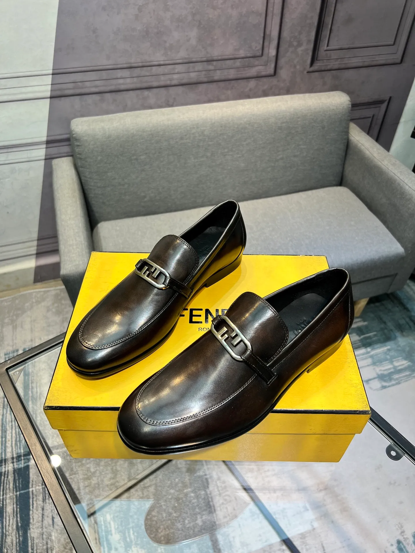 Men's shoes 💰940 [FENDI] Fendi men's business casual leather shoes imported brand cloth/calf leather/open edge beads/brand logo printing -Inner lining: comfortable cowhide lining -Outsole: genuine leather outsole with rubber backing embedded in the heel, perfect injection molding -Super high quality control·Fine workmanship: highlighted (high-end·luxury·grade) -Size: 39-44.38.45.46 Customized, non-returnable